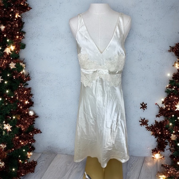 Jones New York Other - Jones of New‎ York size large white slip mini dress w lace accent